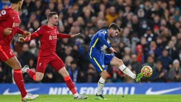 LONDON, ENGLAND - JANUARY 02: Christian Pulisic of Chelsea scores their side&#039;s second goal during the Premier League match between Chelsea and Liverpool at Stamford Bridge on January 02, 2022 in London, England. (Photo by Shaun Botterill/Getty Images)