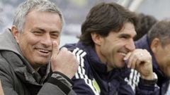 Jos&eacute; Mourinho y Aitor Karanka en el banquillo de Anoeta durante un partido de ambos en el cuerpo t&eacute;cnico del Real Madrid.