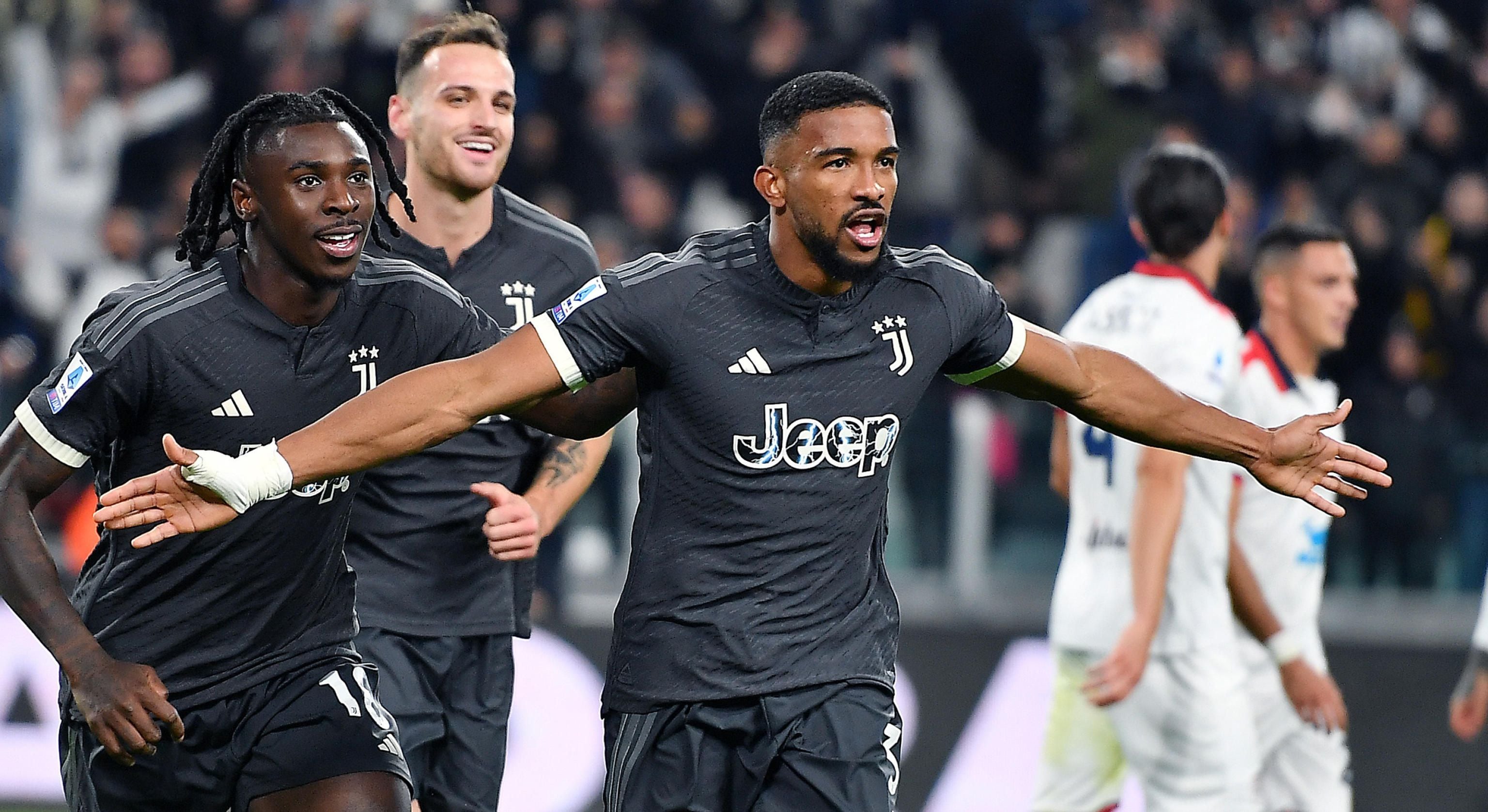 Turin (Italy), 11/11/2023.- Juventus' Gleison Bremer (R) celebrates after scoring the 1-0 during the Italian Serie A soccer match Juventus FC vs Cagliari Calcio at the Allianz Stadium in Turin, Italy, 11 November 2023. (Italia) EFE/EPA/ALESSANDRO DI MARCO
