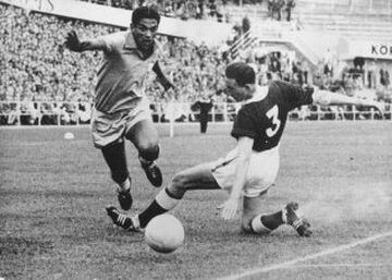 Sus regates y goles le valieron para llevarse el apodo de "La alegría del pueblo". Zambo de nacimiento aprovechó esa anormalidad para engañar a los rivales con sus regates. Solo perdió un partido con Brasil de los 70 que jugó.