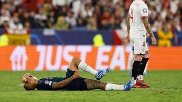 Gabriel Jesus, jugador del Arsenal, se duele en el suelo durante el partido ante el Sevilla.