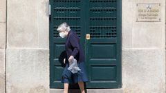 Una mujer con mascarilla pasea por la calle, en Lugo/Galicia (Espa&ntilde;a) a 3 de mayo de 2020.