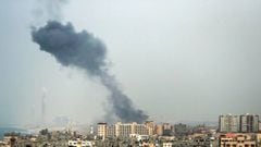Una columna de humo se alza desde Gaza tras una ataque israel&iacute;.