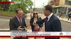 El reportero de la BBC Ben Brown tocando accidentalmente el pecho de una mujer que irrumpió en su entrevista.