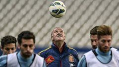 TOPSHOTS Spanish Coach Vicente Del Bosque plays with a ball on March 25, 2013 during training session at the Stade de France in the northern Paris suburb of Saint-Denis, on the eve of his team&#039;s FIFA World Cup 2014 qualifying football match against 