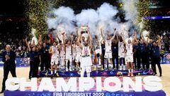 Basketball - EuroBasket Championship - Final - Spain v France - Mercedes-Benz Arena, Berlin, Germany - September 18, 2022  Spain&#039;s Rudy Fernandez lifts the trophy with teammates after winning the final REUTERS/Annegret Hilse     TPX IMAGES OF THE DAY