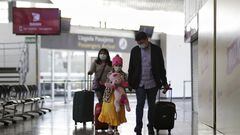 Familia con maletas en el aeropuerto para viajar