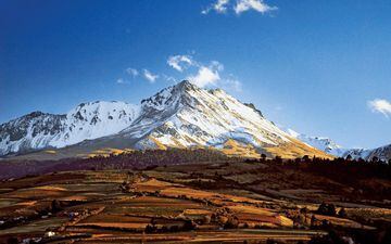 El Nevado de Toluca como su nombre lo dice es un volcán localizado en el Estado de México, entre los valles de Toluca y Tenango.