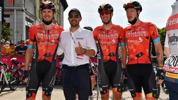 El ciclista italiano Sonny Colbrelli posa junto a sus compa&ntilde;eros del Bahrain Victorious en la salida de la decimosexta etapa del Giro de Italia en Sal&ograve;.