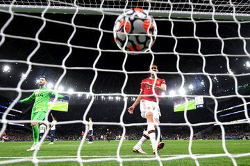 LONDON, ENGLAND - OCTOBER 30: Edinson Cavani of Manchester United kicks the ball into the net after a disallowed goal scored by Cristiano Ronaldo during the Premier League match between Tottenham Hotspur and Manchester United at Tottenham Hotspur Stadium 