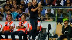 Xavi Hernández aplaude una acción de sus jugadores durante el partido entre el Oporto y el Barcelona.