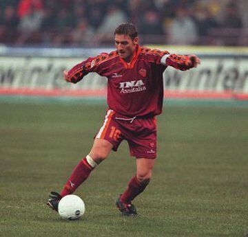 Francesco Totti es un claro ejemplo de 'One club man'. Llegó a las categorías inferiores de la Roma en 1989 después de que su madre rechazara una estupenda oferta del Milán. Desde entonces, se ha convertido en el buque insignia del equipo romano. Todavía sigue en activo como capitán del equipo de su vida.