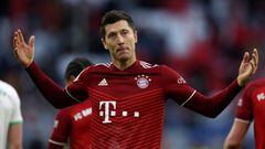 MUNICH, GERMANY - FEBRUARY 20: Robert Lewandowski of FC Bayern Muenchen celebrates after scoring their team&#039;s third goal during the Bundesliga match between FC Bayern M&uuml;nchen and SpVgg Greuther F&uuml;rth at Allianz Arena on February 20, 2022 in