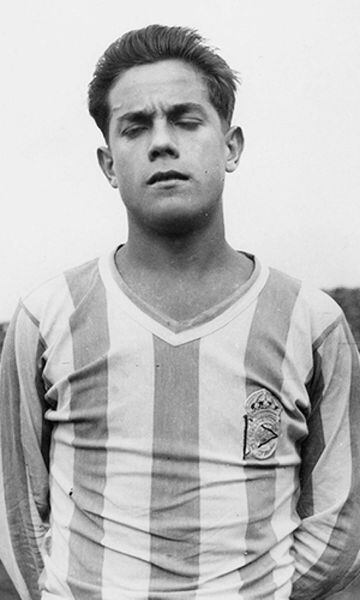 Nacido en el barrio de Monte Alto de La Coruña, Luis Suárez dio sus primeros pasos en el mundo del balompié en el equipo de la parroquia de Santo Tomás, el Perseverancia. Sin embargo, pronto firmaría por el Deportivo. Con el club coruñés, Suárez debutó en Primera en 1953.