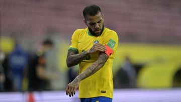 RECIFE, BRAZIL - SEPTEMBER 09: Dani Alves of Brazil fixes his captain&#039;s armband during a match between Brazil and Peru as part of South American Qualifiers for Qatar 2022 at Arena Pernambuco on September 09, 2021 in Recife, Brazil. (Photo by Pedro Vi
