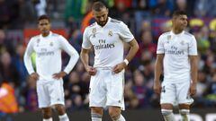 Los jugadores del Real Madrid se lamentan de la derrota.