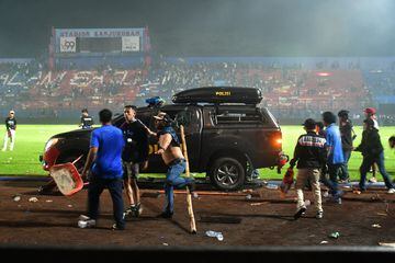 Supporters enter the field during the riot after the football match between Arema vs Persebaya at Kanjuruhan Stadium, Malang, East Java province, Indonesia, October 2, 2022. REUTERS/Stringer NO RESALES. NO ARCHIVES