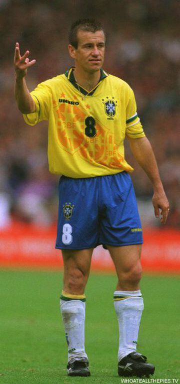 Donde mejor le fue a Dunga como jugador fue con la Brasil. En la selección, el ex volante de contención consiguió cinco títulos, desglosados de la siguiente manera: Mundial Sub 20 (1983), Copa América (1989 y 1997), Copa del Mundo (1994) y Copa Confederaciones (1997)