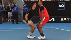 Los tenistas australianos Thanasi Kokkinakis y Nick Kyrgios celebran su victoria ante el alem&aacute;n Tim Puetz y el neozeland&eacute;s Michael Venus en los cuartos de final del dobles masculino del Open de Australia 2022.