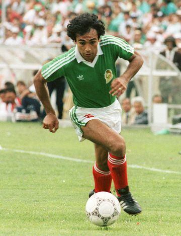 El delantero participó en tres Mundiales (1978, 1986 y 1994) con la camiseta mexicana. Jugó un total de 58 partidos con el equipo nacional marcando 29 goles. 