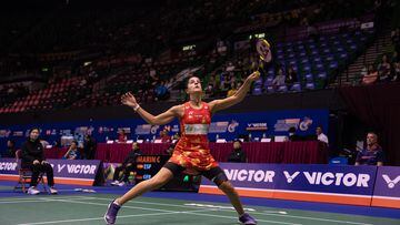 La jugadora española Carolina Marin devuelve el volante durante su partido ante Yvonne Li en el Abierto de Hong Kong.
