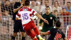 <b>GOLAZO. </b>Jaime Romero, en el momento de marcar el gol ante el Atlético.