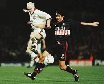 El 17 de marzo de 1998, el Atlético de Radomir Antic afrontó uno de los partidos más complicados que tuvo que afrontar en Europa. Jugó los cuartos de final vuelta de la Copa de la UEFA. En Villa Park, en Birmingham, el Atlético acudió para defender el 1-0