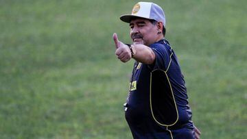 Diego Maradona felicita a sus jugadores durante un entrenamiento.