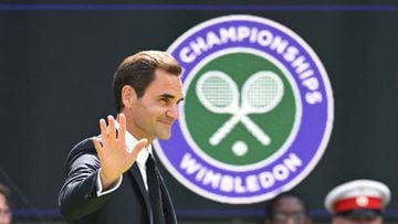 El tenista suizo Roger Federer saluda a los aficionados durante la celebración del 100 aniversario de la Pista Central de Wimbledon.