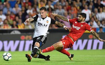 Éver Banega challenges Valencia's Santi Mina at Mestalla back in the October meeting