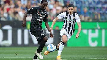 Udine (Italy), 14/05/2022.- Udinese's Nehuen Perez (R) and Spezia's Emmanuel Gyasi (L) in action during the Italian Serie A soccer match between Udinese Calcio and Spezia Calcio in Udine, Italy, 14 May 2022. (Italia) EFE/EPA/GABRIELE MENIS
