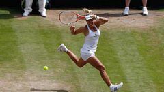 Angelique Kerber devuelve una bola a Venus Williams durante el partido de semifinales de Wimbledon.