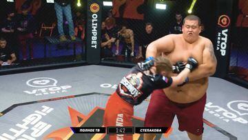 Mujer interrumpe pelea entre hombre de 240kg y luchadora