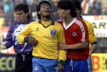 Eliminatorias de Italia 1990 e Iván Zamorano saca de la cancha a Romario, que fue expulsado en el polémico 1-1 del estadio Nacional.