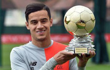 Philippe Coutinho with the Samba d'Or Trophy