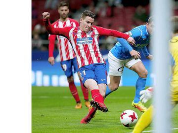 MADRID, SPAIN - JANUARY 09: Kevin Gameiro of Atletico de Madrid strikes the ball during the Copa del Rey second leg match between Club Atletico de Madrid and Lleida Esportiu at Estadio Wanda Metropolitano on January 9, 2018 in Madrid, Spain. (Photo by Gonzalo Arroyo Moreno/Getty Images)