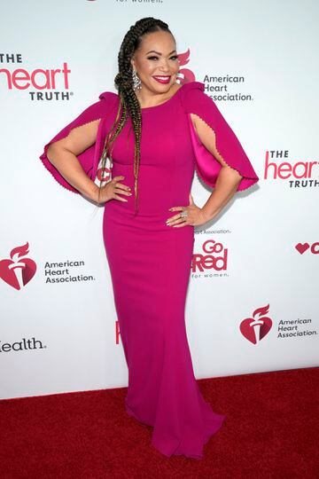 Tisha Campbell, vestida por  Alexander by Daymor,en la alfombra roja del concierto Go Red for Women Red Dress Collection de la American Heart Association.