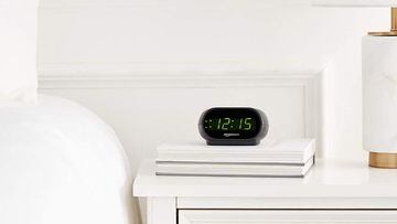 Con pantalla LED y luz nocturna: así es este reloj despertador digital Amazon Basics