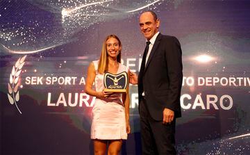 Laura García-Caro recibe el premio de manos de José Javier Hombrados, director de deportes Institución Educativa SEK