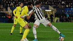 Villarreal&#039;s Spanish defender Raul Albiol (L) fights for the ball with Juventus&#039; Serbian forward Dusan Vlahovic during the UEFA Champions League football match between Villarreal and Juventus at La Ceramica stadium in Vila-real on February 22, 2