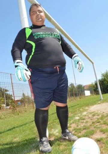 Daniel Badislav, jugador de la cuarta división rumana de 130 kg, es considerado el portero más gordo del mundo.