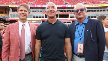 KANSAS CITY, MISSOURI - SEPTEMBER 15: (L-R) Kansas City Chiefs Owner Clark Hunt, Former Amazon CEO Jeff Bezos, and Los Angeles Chargers Owner Dean Spanos on the field before the game at Arrowhead Stadium on September 15, 2022 in Kansas City, Missouri. (Photo by Jamie Squire/Getty Images)
