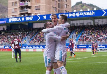 Cristiano Ronaldo celebra el 1-2 con Carvajal y Lucas Vázquez.