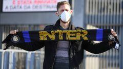 Un aficionado del Inter de Mil&aacute;n, delante del estadio con una mascarilla.