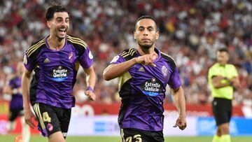 Real Valladolid's Moroccan midfielder Anuar Mohamed (R) celebrates scoring the opening goal during the Spanish League football match between Sevilla FC and Real Valladolid FC at the Ramon Sanchez Pizjuan stadium in Seville on August 19, 2022. (Photo by CRISTINA QUICLER / AFP)