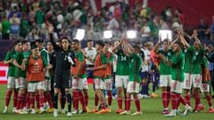 Jugadores de la Selección Mexicana agradecen a la afición después del partido.