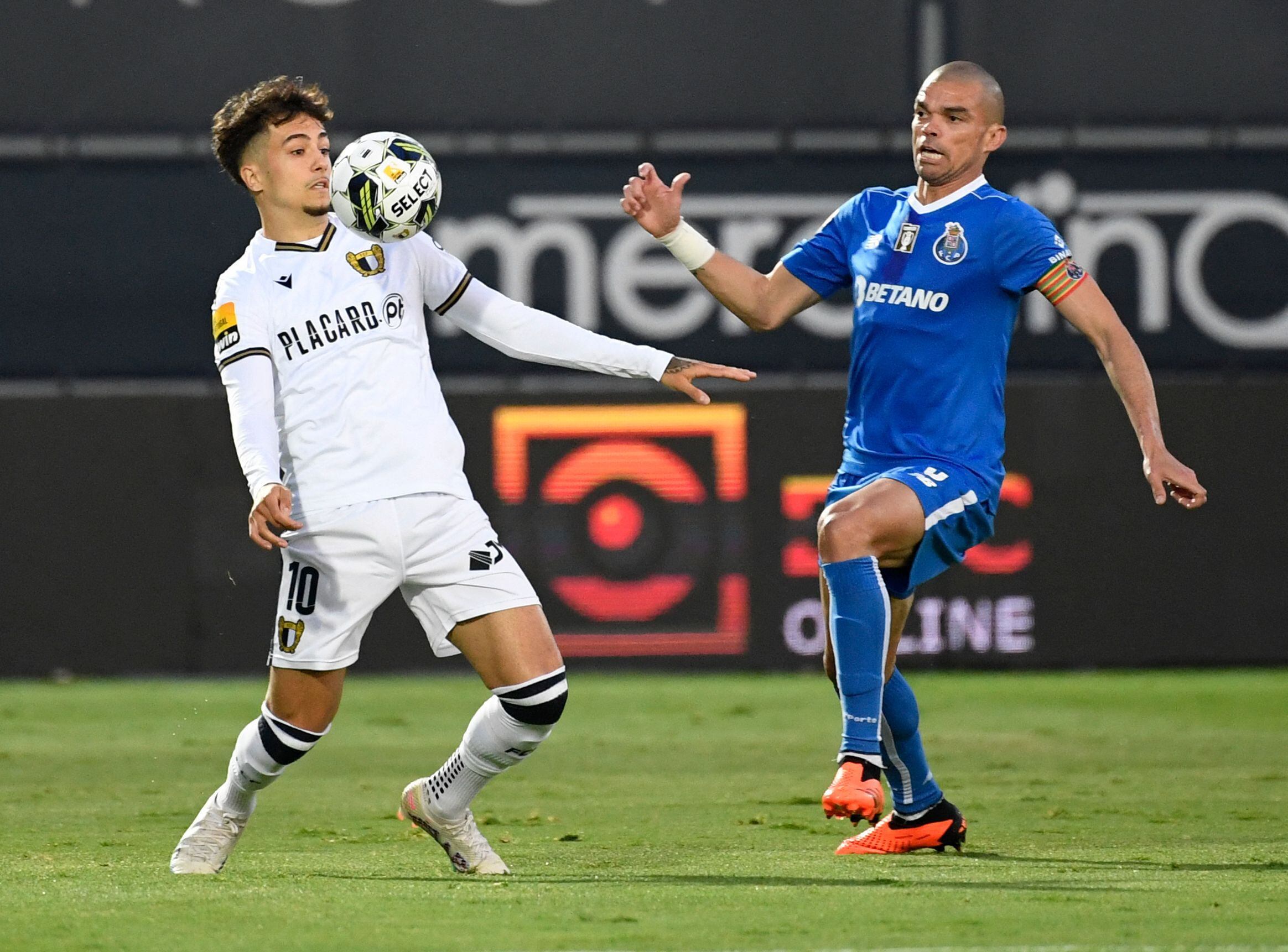 FC Famalicao's Spanish midfielder Ivan Jaime (L) fights for the ball with FC Porto's Portuguese defender Pepe during the Portuguese league football match between FC Famalicao and FC Porto at the Estadio Municipal 22 de Junho in Vila Nova de Famalicao on May 20, 2023. (Photo by MIGUEL RIOPA / AFP)