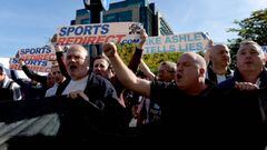 Los aficionados del Newcastle protestando por la gesti&oacute;n de su due&ntilde;o, Mike Ashley.