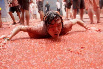 A reveller plays in tomato pulp during the annual Tomatina festival in Bunol near Valencia, Spain, August 30, 2017. REUTERS/Heino Kalis