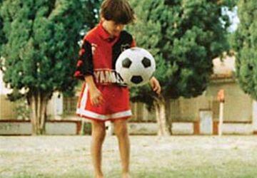 A young Messi in Argentina wearing a Newels Old Boys shirt